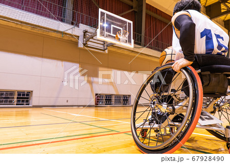 車椅子バスケットボールをする男性2の写真素材