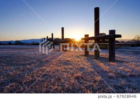霜の平城宮跡（奈良県奈良市） 67928646