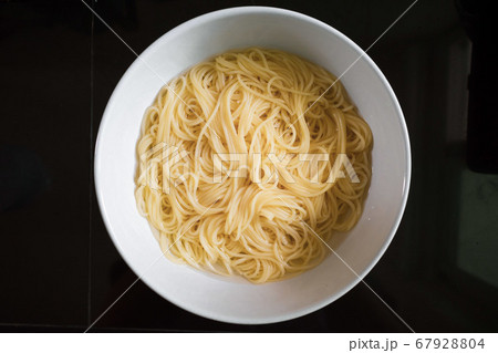 Pain Spaghetti on Plate Pain Spaghetti on Plate 67928804