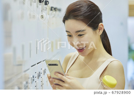 休憩 休み ロッカールーム 67928900