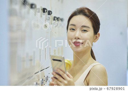 休憩 休み ロッカールーム 67928901