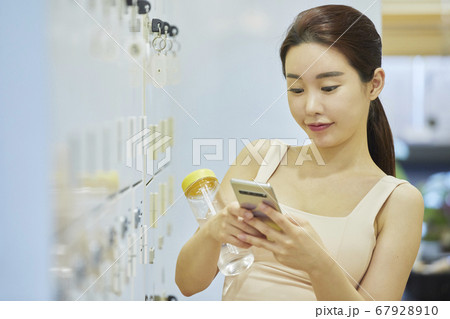 休憩 休み ロッカールーム 67928910