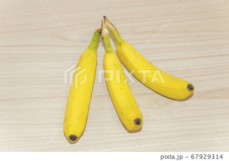 木目の背景にバナナ 67929314