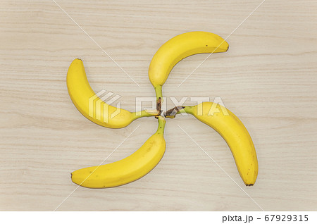 木目の背景にバナナ 木目の背景にバナナ 67929315