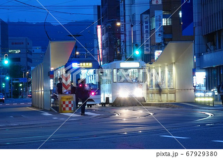 夜の函館駅前電停にて タングステンヴァージョン 函館市電 夜の函館駅前電停にて タングステンヴァージョン 函館市電 67929380