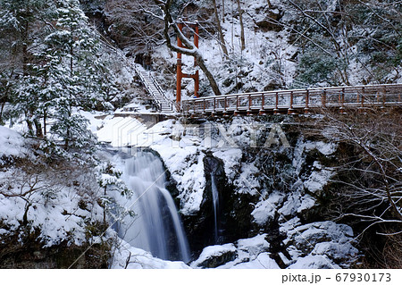 雪積もるミタライ渓谷（奈良県吉野郡天川村） 67930173