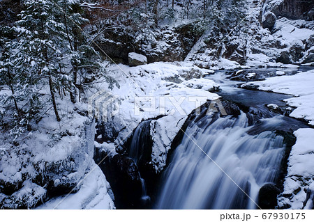 雪積もるミタライ渓谷（奈良県吉野郡天川村） 67930175