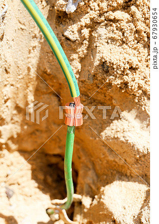 Connect grounding cable by compression C clamp Connect grounding cable by compression C clamp 67930654