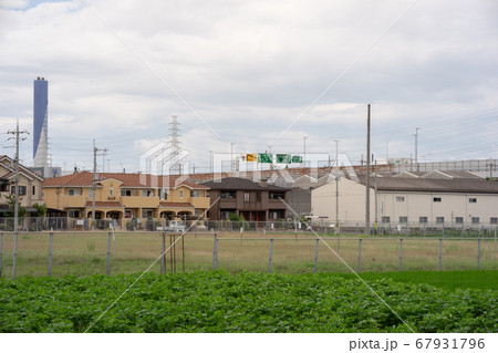 阪神高速三宅インター付近の住宅地と畑と清掃工場の煙突 阪神高速三宅インター付近の住宅地と畑と清掃工場の煙突 67931796