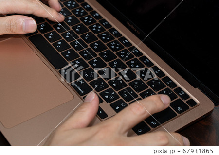 テレワーク　自宅学習　キーボードを叩く 67931865