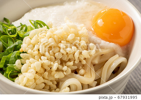 ぶっかけうどん(冷)。トッピングは、長芋とろろ･天かす･青ねぎ･生卵。 67931995