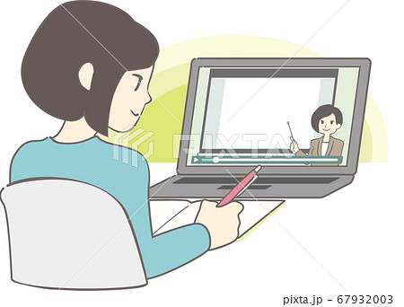 動画でセミナーを受講する女性 67932003
