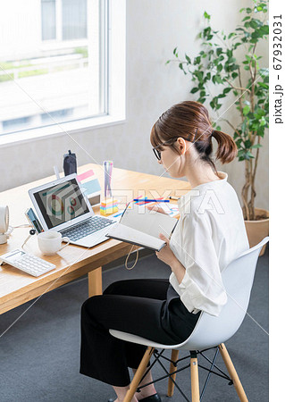 テレワークをする若い女性 テレワークをする若い女性 67932031