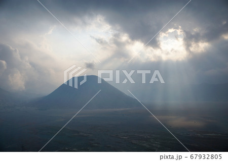 チェモロラワンから見るバトー山の絶景　 67932805