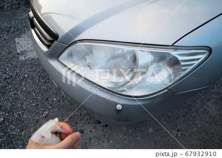 車のヘッドライトに液体をかける瞬間 車のヘッドライトに液体をかける瞬間 67932910
