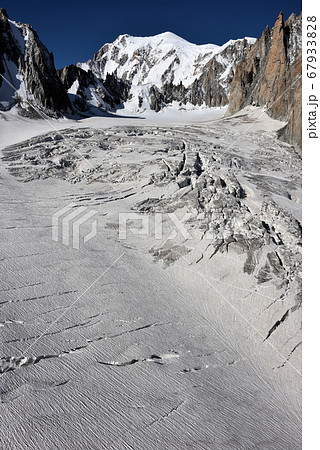 エルブロンネルのゴンドラから見るモンブラン山群 エルブロンネルのゴンドラから見るモンブラン山群 67933828