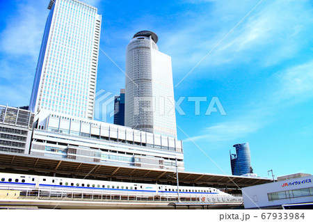 名古屋市、名古屋駅に停車する新幹線の風景 名古屋市、名古屋駅に停車する新幹線の風景 67933984