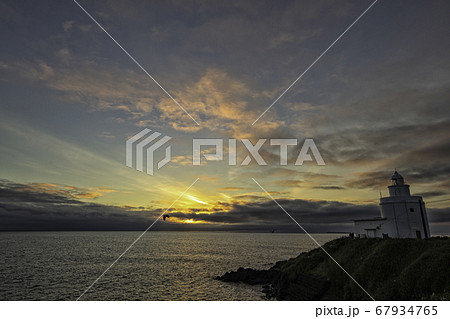 納沙布岬の灯台 朝焼け 納沙布岬の灯台 朝焼け 67934765