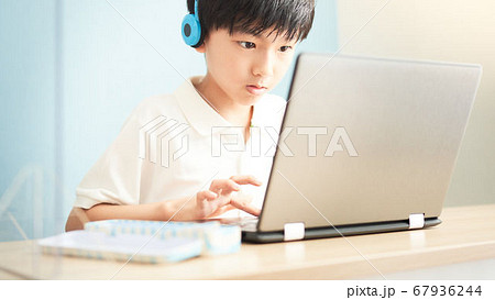 パソコンを操作する男の子 67936244