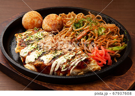 お好み焼き、焼きそば、たこ焼きセット お好み焼き、焼きそば、たこ焼きセット 67937608