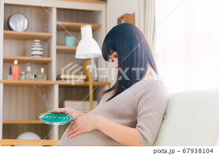 蚊取線香 妊婦 煙 燻る コピースペース 蚊取線香 妊婦 煙 燻る コピースペース 67938104