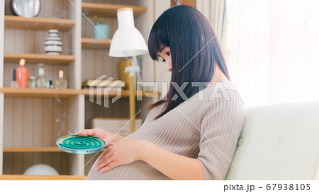 蚊取線香 妊婦 煙 燻る コピースペース 16:9 蚊取線香 妊婦 煙 燻る コピースペース 16:9 67938105