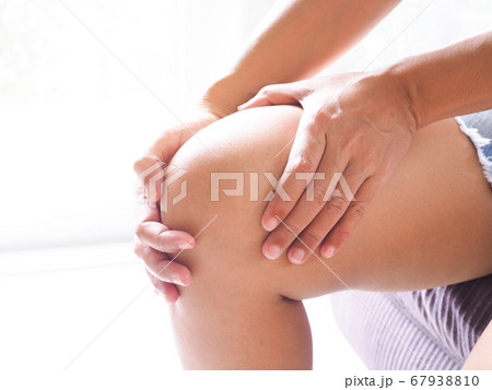 Asian women sit and have knee pain Leg ache Asian women sit and have knee pain Leg ache 67938810
