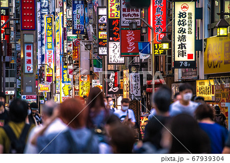 日本の東京都市景観　新宿・歌舞伎町・マスク姿も目立つ(奥は一番街・劇場通り）＝7月29日 67939304