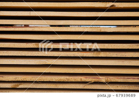 Building material in the form of fresh wooden 67939689