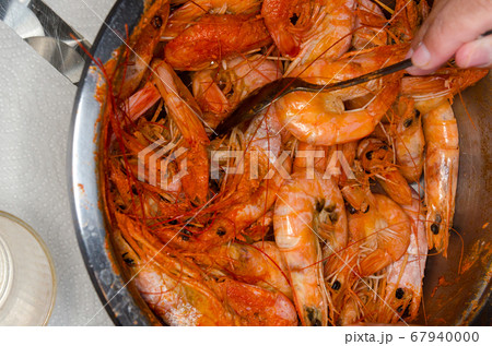 Bowl of boiled shrimps Bowl of boiled shrimps 67940000