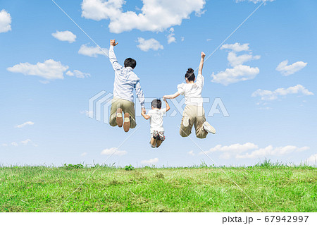 家族、青空、ジャンプ 67942997