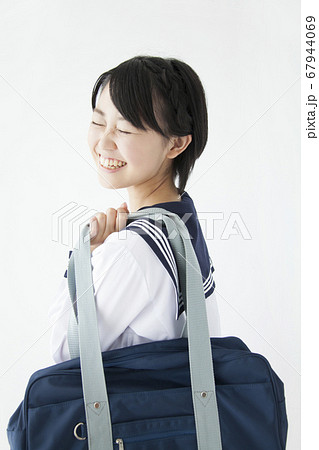 振り返る女子中学生 67944069