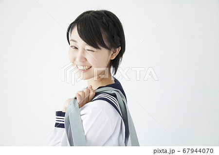 ウインクする女子中学生 67944070