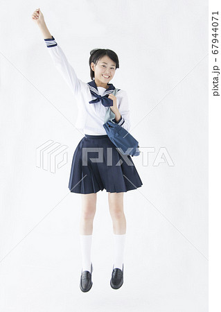 ジャンプする女子中学生 67944071