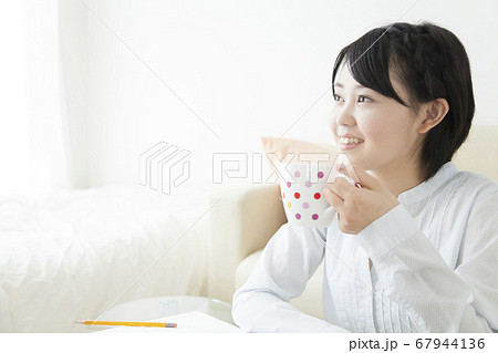 飲み物を飲む女の子 飲み物を飲む女の子 67944136
