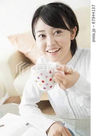 飲み物を飲む女の子 飲み物を飲む女の子 67944137