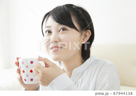 飲み物を飲む女の子 飲み物を飲む女の子 67944138