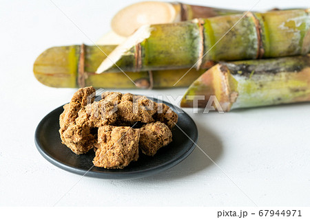 沖縄県産黒糖とサトウキビ 沖縄県産黒糖とサトウキビ 67944971