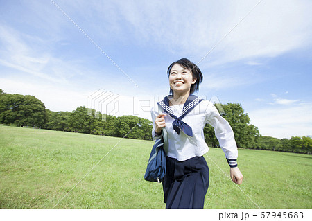 走る女子中学生 67945683