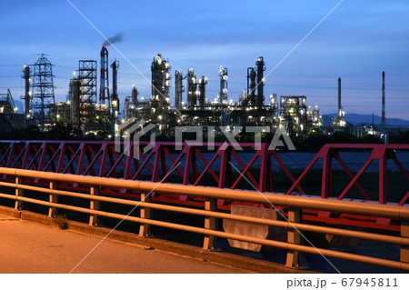 三重県四日市市の塩浜地区の工場風景、磯津橋で撮影 67945811