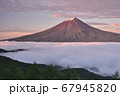 雲海と富士山 67945820