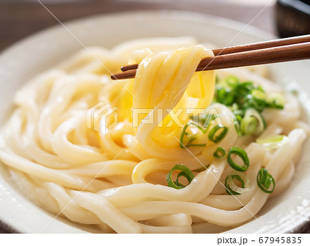 箸で持ち上げた釜玉うどん 67945835