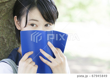 本を読む女子中学生 67945849