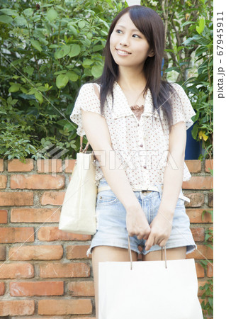 待ち合わせをする女性 待ち合わせをする女性 67945911