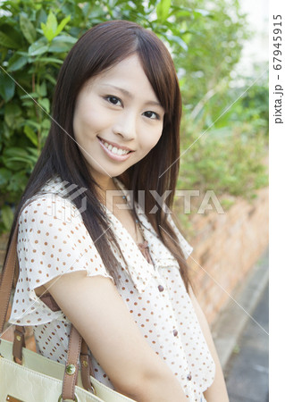 笑顔の女性 笑顔の女性 67945915
