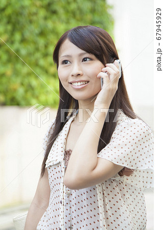 電話する女性 67945929