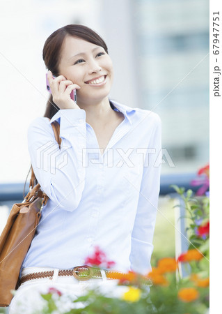 電話するOL 67947751