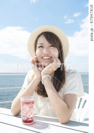 カクテルを飲む女性 67947816