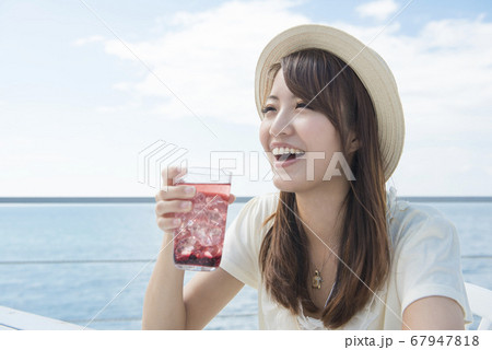 カクテルを飲む女性 67947818