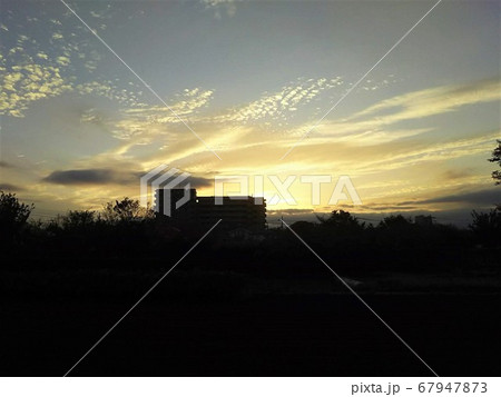 夕暮れとバックシルエット 夕暮れとバックシルエット 67947873